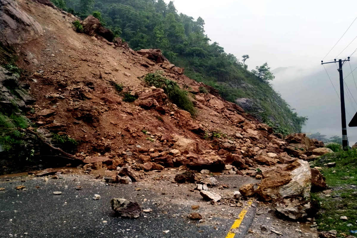 सुक्खा पहिराका कारण स्याफ्रुबेसी रसुवागढी सडक खण्ड अवरुद्ध